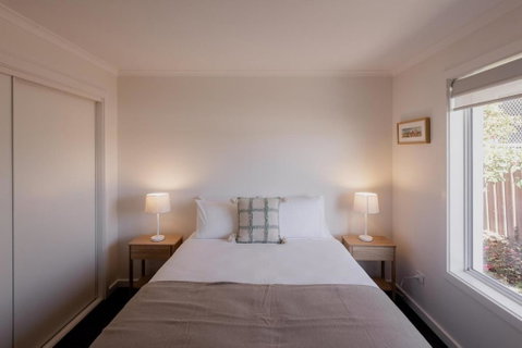 Modern Refurbished Unit In Charming Bellerive - Accommodation Main Beach 3