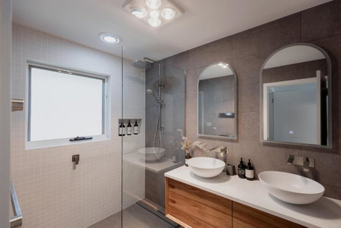 Modern Refurbished Unit In Charming Bellerive - Accommodation Main Beach 1