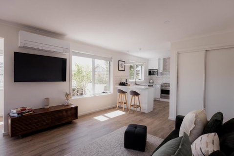 Modern Refurbished Unit In Charming Bellerive - Accommodation Main Beach 2