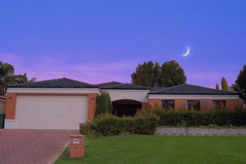 Modern Retro House Nr Airport 6Bedrooms Yard N Parking - Accommodation Main Beach 0