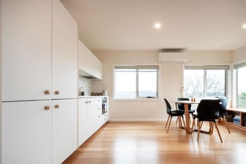 Modern Self Contained Unit Views Parking And WiFi - Accommodation Main Beach 0