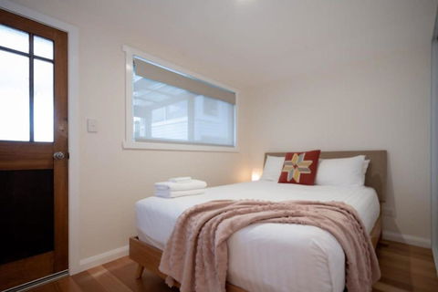 Modern Self Contained Unit Views Parking And WiFi - Accommodation Main Beach 3