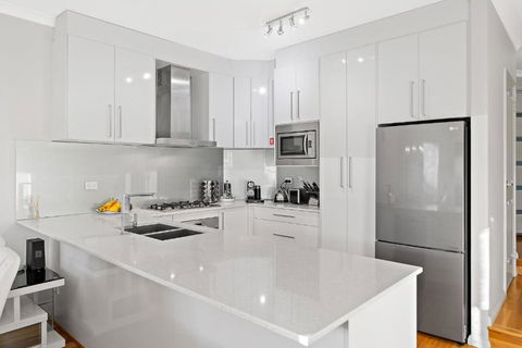 Modern Scarborough Townhouse - Accommodation Main Beach 3