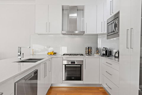 Modern Scarborough Townhouse - Accommodation Main Beach 2