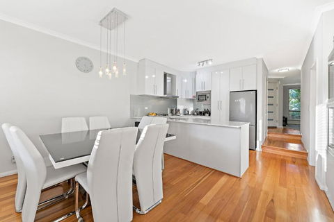 Modern Scarborough Townhouse - Accommodation Main Beach 0
