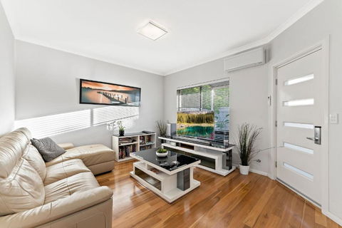 Modern Scarborough Townhouse - Accommodation Main Beach 1