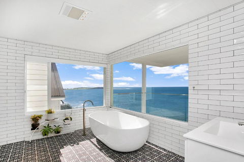 Monash Beach House - Oceanfront - Accommodation Main Beach 3