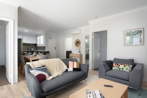 Modern Cozy - Accommodation Main Beach 1