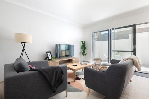 Modern Cozy - Accommodation Main Beach 2