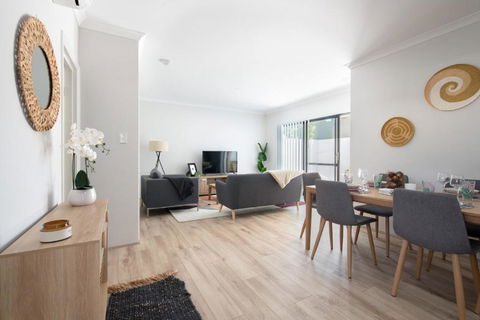 Modern Cozy - Accommodation Main Beach 3