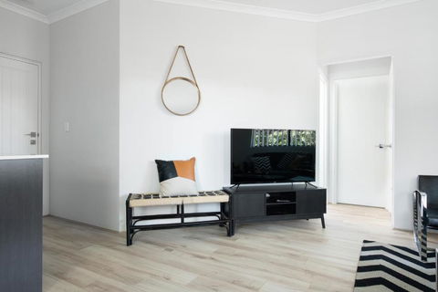 Minimalist Exec 2bdr Near River - Accommodation Main Beach 1