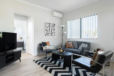 Minimalist Exec 2bdr Near River - Accommodation Main Beach 2