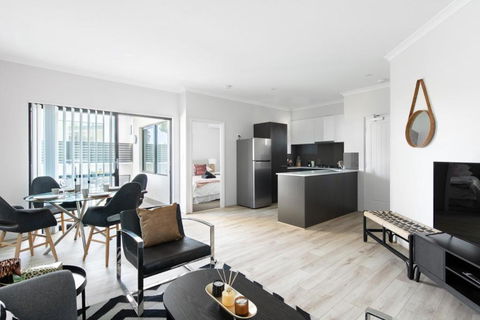 Minimalist Exec 2bdr Near River - Accommodation Main Beach 3