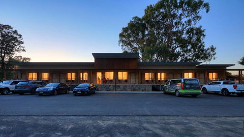 New Crossing Place Motel - Accommodation Main Beach 3