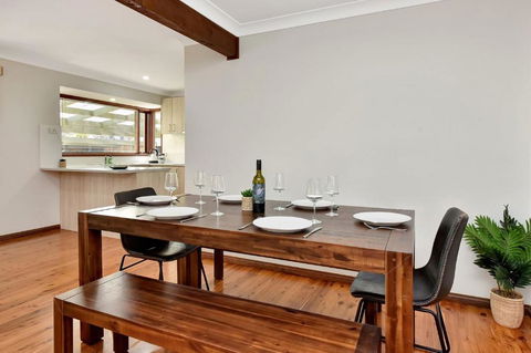 NEW PropertyBreezy Bayside Haven At Brightwaters - Accommodation Main Beach 3