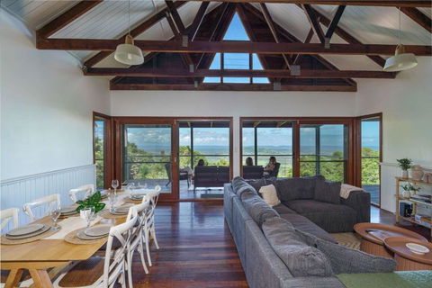 Mountain Retreat With Ocean Views And Fireplace - Accommodation Main Beach 2