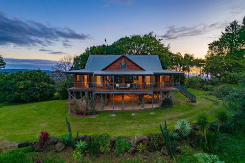 Mountain Retreat With Ocean Views And Fireplace - Accommodation Main Beach 0