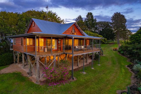 Mountain Retreat With Ocean Views And Fireplace - Accommodation Main Beach 3