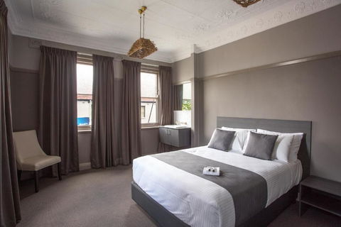 Nags Head Hotel - Accommodation Main Beach 0