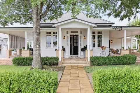 Narraweema Guesthouse - Historic Luxury BnB Retreat - Accommodation Main Beach 1