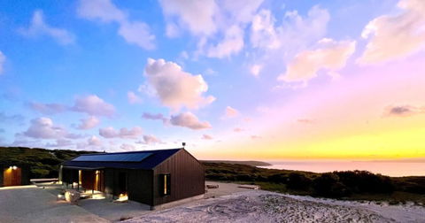 Native Dog Cabin - Accommodation Main Beach 0
