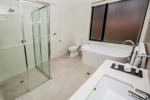 Neagles Retreat Villas - Accommodation Main Beach 2