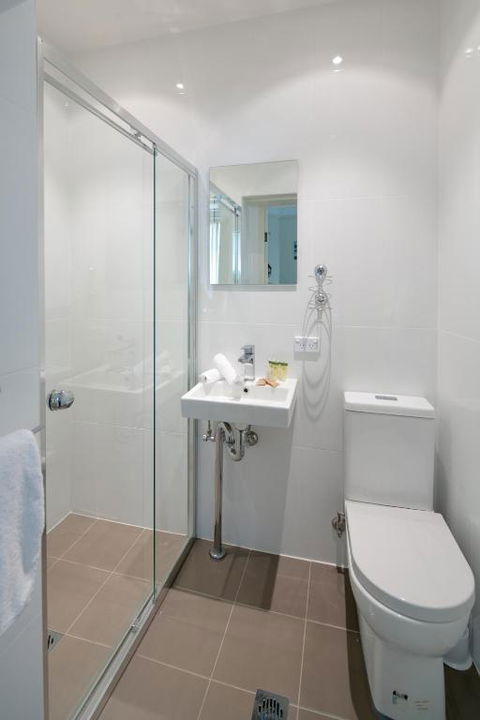 Neutral Bay Lodge - Accommodation Main Beach 1