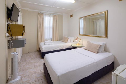Neutral Bay Lodge - Accommodation Main Beach 3