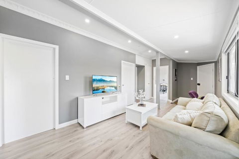 New 2 Bedroom House 500m To Mall With Free Parking - Accommodation Main Beach 2