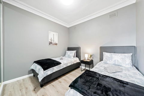 New 2 Bedroom House 500m To Mall With Free Parking - Accommodation Main Beach 3