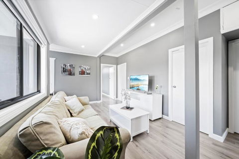 New 2 Bedroom House 500m To Mall With Free Parking - Accommodation Main Beach 1