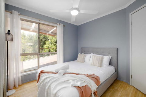 NEW 3BR Serene Creekside Retreat In Helensvale - Accommodation Main Beach 2