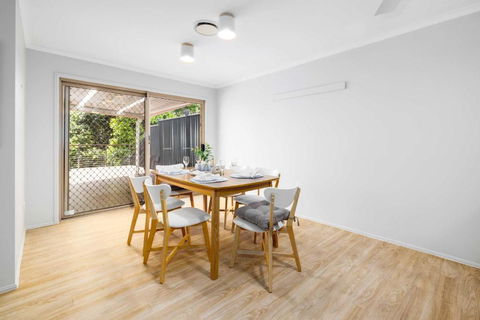 NEW 3BR Serene Creekside Retreat In Helensvale - Accommodation Main Beach 3