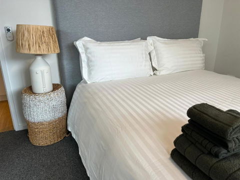 NEW BOUTIQUE 1bd Apt - Accommodation Main Beach 3