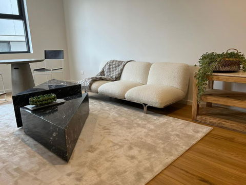 NEW BOUTIQUE 1bd Apt - Accommodation Main Beach 2