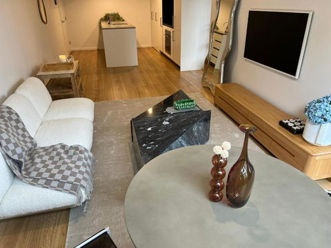 NEW BOUTIQUE 1bd Apt - Accommodation Main Beach 1