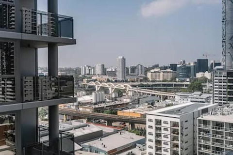 NEW Centrally Located High Level Studio Apartment - Accommodation Main Beach 0