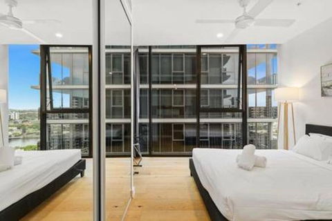 NEW Centrally Located High Level Studio Apartment - Accommodation Main Beach 1