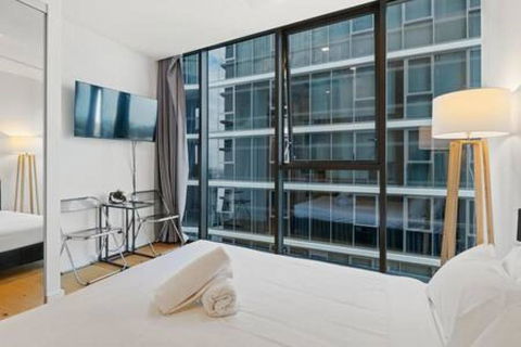 NEW Centrally Located High Level Studio Apartment - Accommodation Main Beach 2