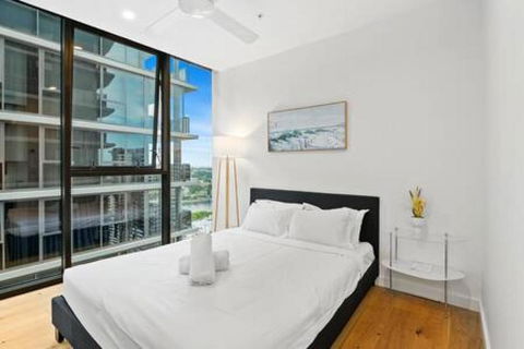 NEW Centrally Located High Level Studio Apartment - Accommodation Main Beach 3