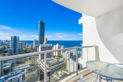 NEW Chevron Ocean Views Central Surfers. - Accommodation Main Beach 0