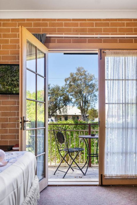 New Inn Motel - Accommodation Main Beach 0