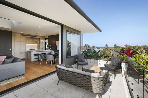 New Large Penthouse With Ocean & Golf Course Views - Accommodation Main Beach 1