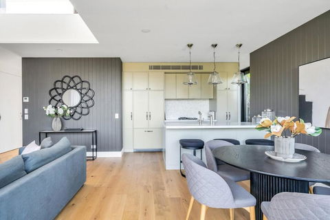 New Large Penthouse With Ocean & Golf Course Views - Accommodation Main Beach 2