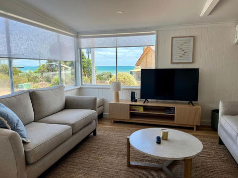 NEW Magpie Sands - 3 Bedroom Home - Downstairs Only, 1 Min Walk To Aldinga Beach - Accommodation Main Beach 2