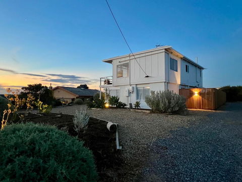 NEW Magpie Sands - 3 Bedroom Home - Downstairs Only, 1 Min Walk To Aldinga Beach - Accommodation Main Beach 1