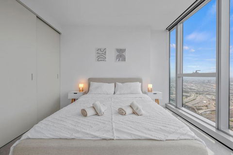 NEW Top Floor L70 CBD Luxury Apt - Accommodation Main Beach 1