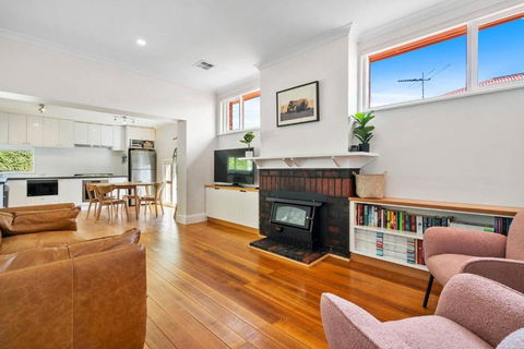 New Town Bungalow - A Leafy Family Haven - Accommodation Main Beach 0