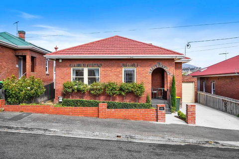New Town Bungalow - A Leafy Family Haven - Accommodation Main Beach 1