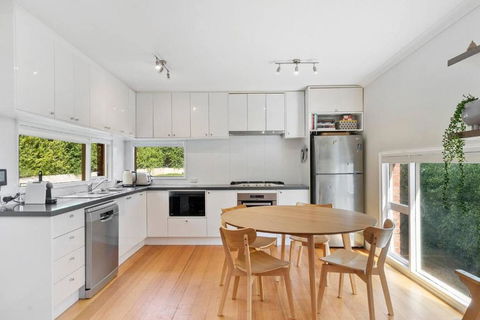 New Town Bungalow - A Leafy Family Haven - Accommodation Main Beach 2
